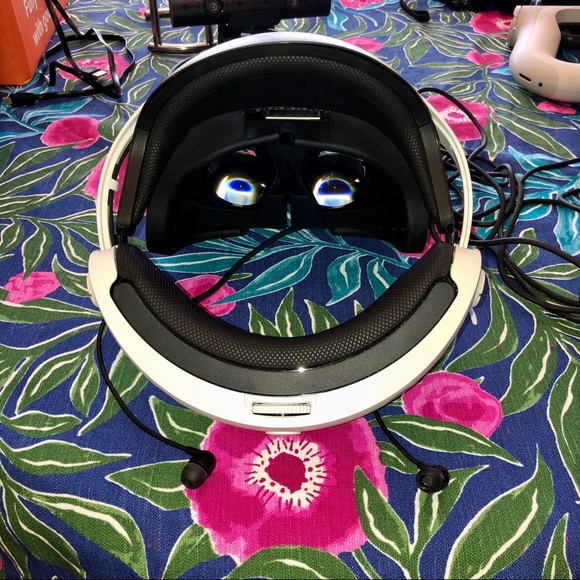 PS4 VR w/ games & VR gun included - Picture 3 of 12